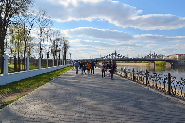 Tver, Russie - mai 07.2017. L'endroit habituel pour les promenades sur le remblai près du pont Starovolzhsky — Photo