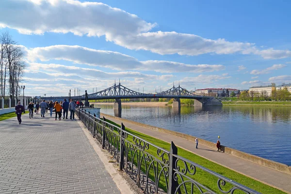 Tver, Russie - mai 07.2017. L'endroit habituel pour les promenades sur le remblai près du pont Starovolzhsky — Photo