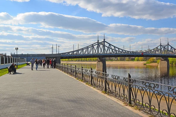 Tver, Russie - mai 07.2017. L'endroit habituel pour les promenades sur le remblai près du pont Starovolzhsky — Photo