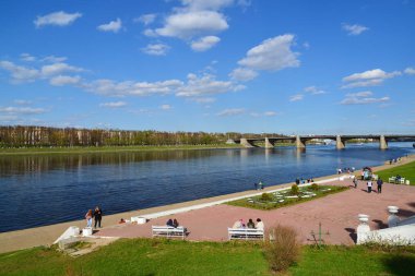 Tver, Rusya Federasyonu - 07.2017 olabilir. Setin Mikhail Yaroslavich ve yeni Volga köprü görünümü