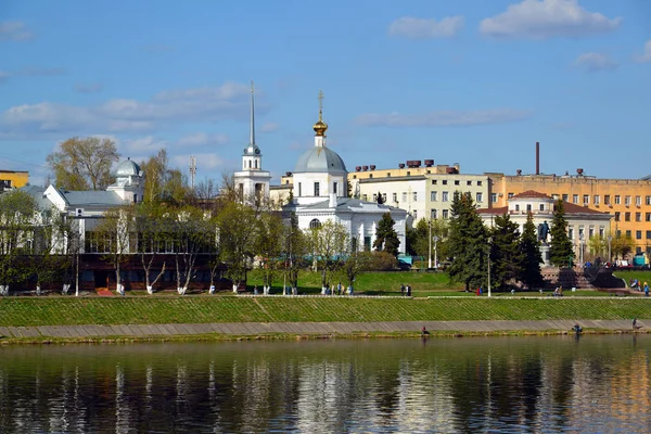 Zavolzhsky park, Kirche der Auferstehung Christi und Denkmal des Athanasius nikitin in tver, russland — Stockfoto