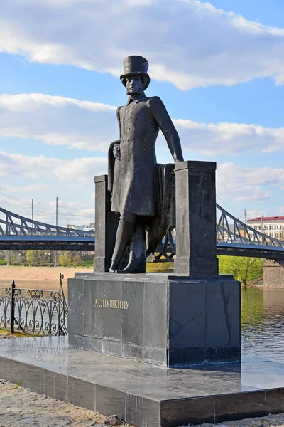 Tver, Russie - 7 mai 2017. Monument au poète Alexandre Pouchkine sur le remblai Mikhaïl Iaroslavitch — Photo