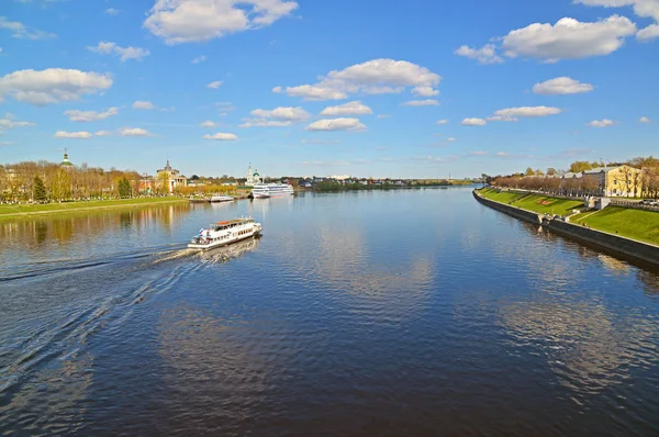 Tver, russia - may 07.2017. Navigation on Volga River — Stock Photo, Image