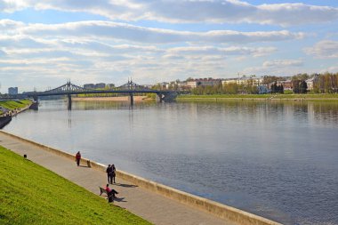 Tver, Rusya Federasyonu - 07.2017 olabilir. Dolgu üzerinden Volga Nehri'nin görünümü