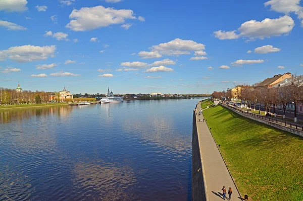 Uitzicht op de rivier Volga vanaf de kade in Tver, Rusland — Stockfoto