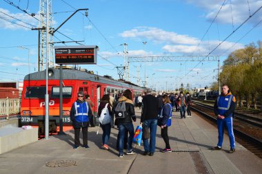Tver, Rusya Federasyonu - 07.2017 olabilir. İnsanların tren istasyonu gitmek