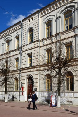 Tver, Rusya Federasyonu - 07.2017 olabilir. Trehsvyatskaya Caddesi üzerinde Devlet Üniversitesi