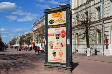 Tver, Rusya Federasyonu - 07.2017 olabilir. Trehsvyatskaya Caddesi üzerinde reklam standı