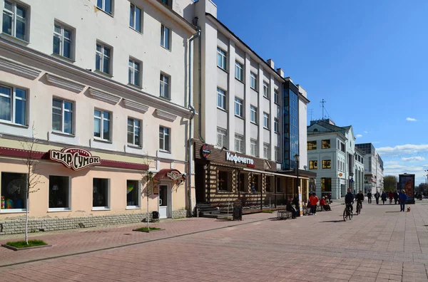 Tver, Russia - may 07.2017. Trehsvyatskaya - pedestrians tourist street in center of city — Stock Photo, Image