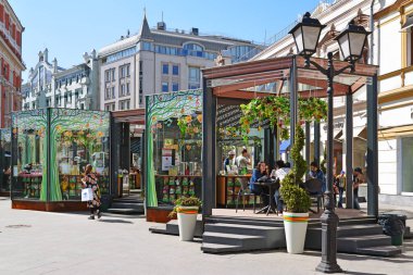 Moskova, Rusya - 06.2017 olabilir. Moskova bahar Festivali sırasında sokak Kuznetsk Köprüsü
