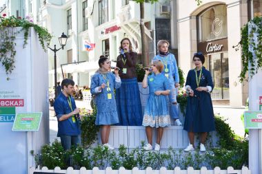 Moskova, Rusya - 06.2017 olabilir. Grup Il Kanto festival acappella Moskova bahar sokak Kuznetsk Köprüsü'nde