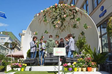 Moskova, Rusya - 06.2017 olabilir. Festival acappella Moskova bahar sokak Kuznetsk Köprüsü'nde, grup Rec.Time