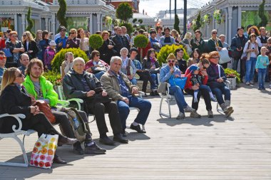 Moskova, Rusya - 06.2017 olabilir. Festival acappella Moskova bahar devrim Meydanı insanlar dinleyin