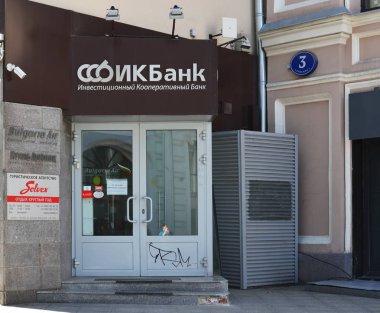 Moskova, Rusya - 06.2017 olabilir. Yatırım Kooperatif Bankası Caddesi Kuznetsk Köprüsü'nün üzerinde