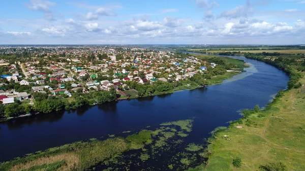 Ovanifrån av floden Matyra och Gruazy stad i Ryssland — Stockfoto