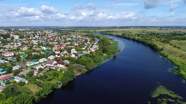 Ovanifrån av floden Matyra och Gruazy stad i Ryssland — Stockfoto