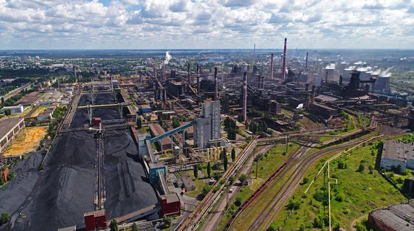Lipetsk, Rusia - 11 de julio. 2017: Planta metalúrgica Grupo NLMK. Vista general desde la altura — Foto de Stock