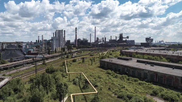 Lipetsk, Rusya - 11 Temmuz. 2017: Metalurji fabrikası NLMK Grubu.