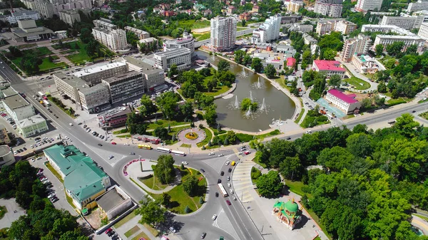 俄罗斯Lipetsk - 7月11日。2017年。从革命广场和Komsomolsky池塘的顶部观看 — 图库照片