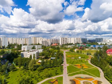 Moskova, Rusya - Temmuz 20.2017. Boulevard Zelenograd çiçeklerle yükseklikten görüntülemek