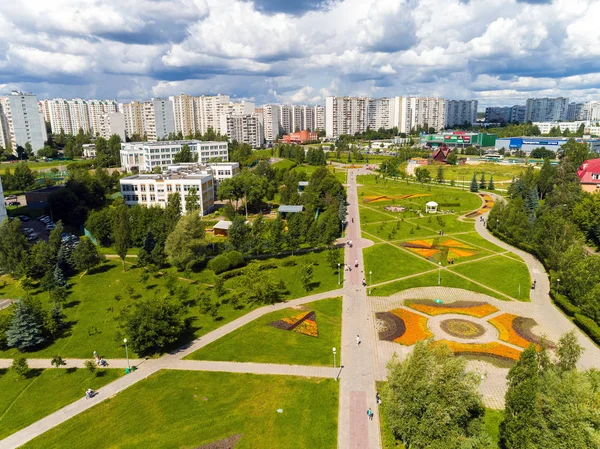 Moscou, Russie - 20 juillet 2017. Vue de la hauteur du boulevard avec des fleurs à Zelenograd — Photo