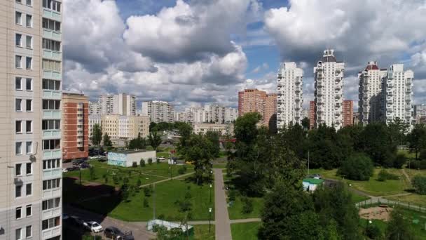 Moskova, Rusya - Temmuz 20.2017. Zelenograd Bulvarı yükseklikten görüntülemek — Stok video