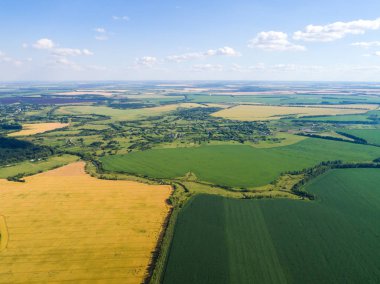 Köy ve tahıl alanları ile kırsal manzara
