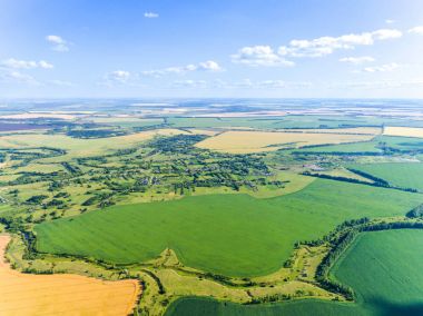 Köy ve tahıl alanları ile kırsal manzara