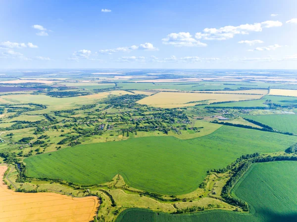 Köy ve tahıl alanları ile kırsal manzara