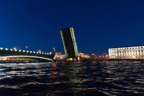 Dreifaltigkeitsbrücke in st. petersburg, russland — Stockfoto