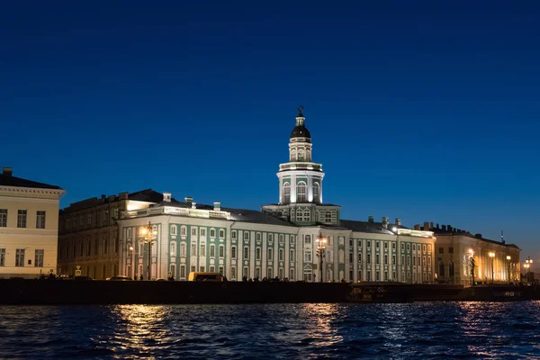 Kunstkammer Rusya'nın St. Petersburg kentinde Neva Nehri'nin kıyısında — Stok fotoğraf