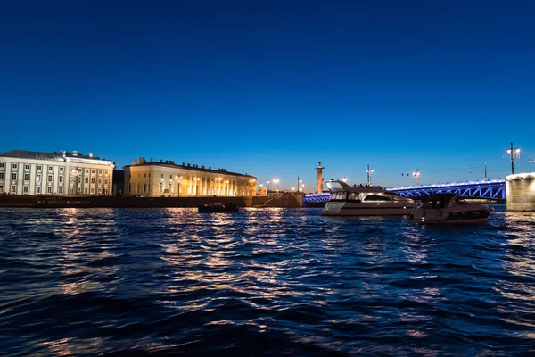 Yachts near palace bridge and Vasilievsky Island at night in St. Petersburg, Russia — Stock Photo, Image