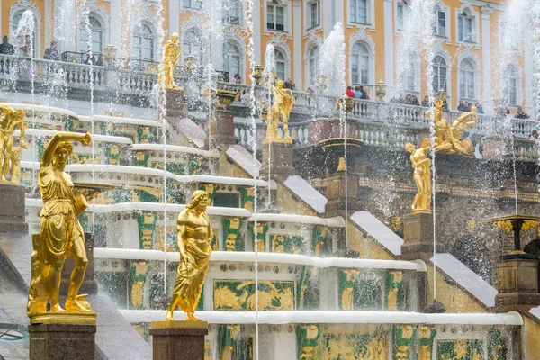 Peterhof, Rusland - juni 03.2017. Grote Cascade fontein — Stockfoto