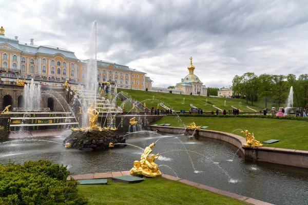 Peterhof, russland - juni 03.2017. großer kaskadenbrunnen — Stockfoto
