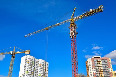 Bina vinç ve gökyüzü arka plan üzerinde yeni evler