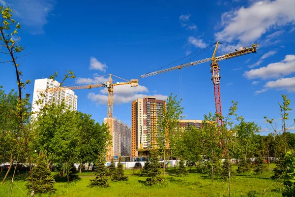 Byggandet av moderna bostadshus i Moskva, Ryssland — Stockfoto