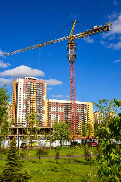 Guindaste de construção no canteiro de obras em Moscou, Rússia — Fotografia de Stock
