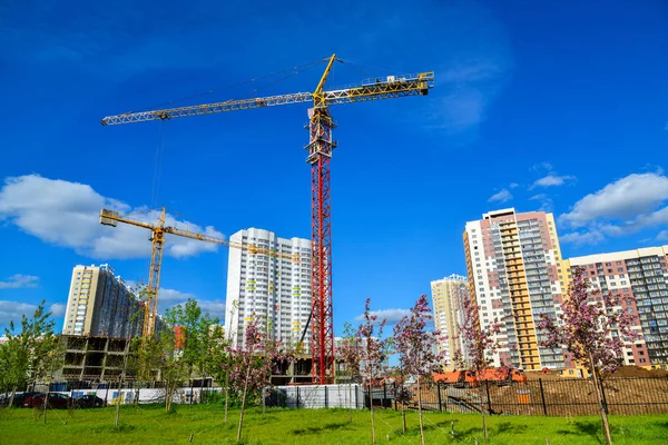 Construction crane at construction site in Moscow, Russia — Stock Photo, Image