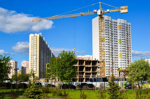 Guindaste de construção no canteiro de obras em Moscou, Rússia — Fotografia de Stock