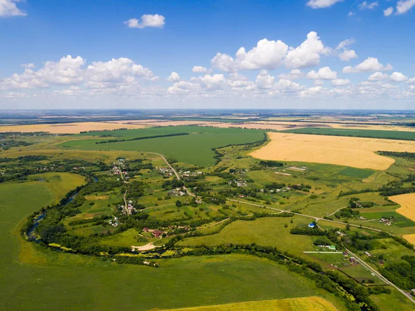 alanları ve nehir çevrili köy, havadan görüntüleme