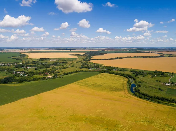 alanları ve nehir çevrili köy, havadan görüntüleme