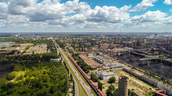 Lipetsk, Rusya Federasyonu - 11 Temmuz. 2017. Metallurg Caddesi ve Nlmk bitkisinin görünümü
