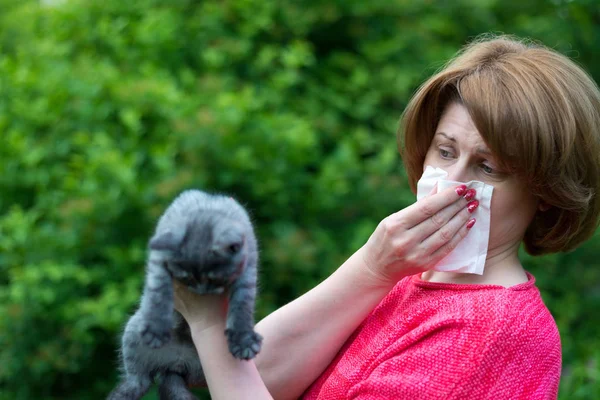 Γυναίκα με αλλεργίες σε μια γάτα — Φωτογραφία Αρχείου