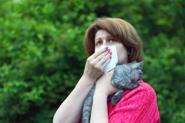 Wanita dengan alergi terhadap kucing — Stok Foto