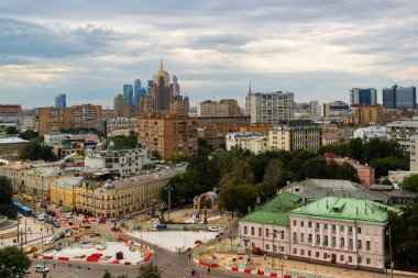 Moskova, Rusya - Temmuz 25.2017. Şehir manzarası ile eski ve yeni şehir merkezinin evler