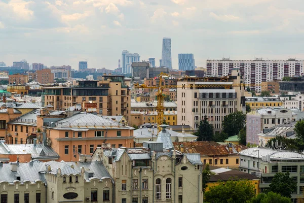 Cityscape ile eski ve yeni evler. Moscow, Rusya Federasyonu