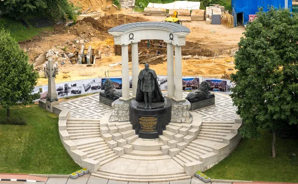 Moscú, Rusia - 25 de julio de 2017. Reconstrucción de la plaza cerca del monumento al zar Alejandro 2 — Foto de Stock