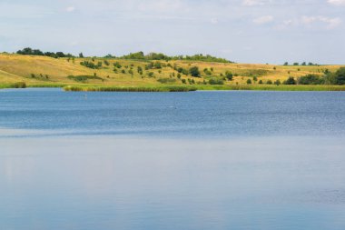 Rusya'daki Gölü ile Ağustos ayında manzara. Açık odak