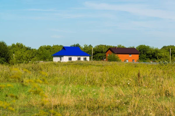 Hus av vita och röda tegel i byn — Stockfoto