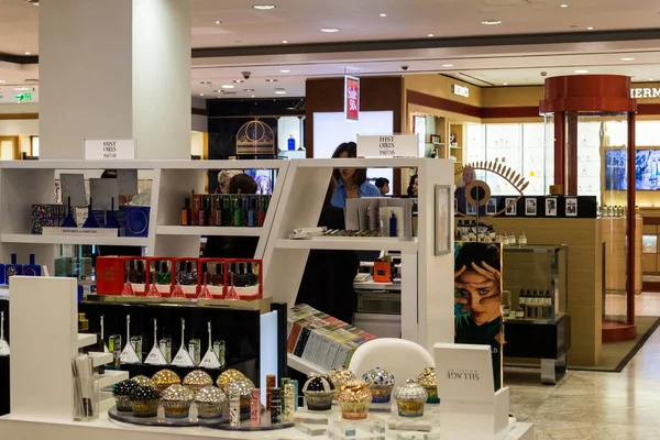 Moskou, Rusland - juli 25.2017. Verkoop van parfums en cosmetica in winkel Zum — Stockfoto